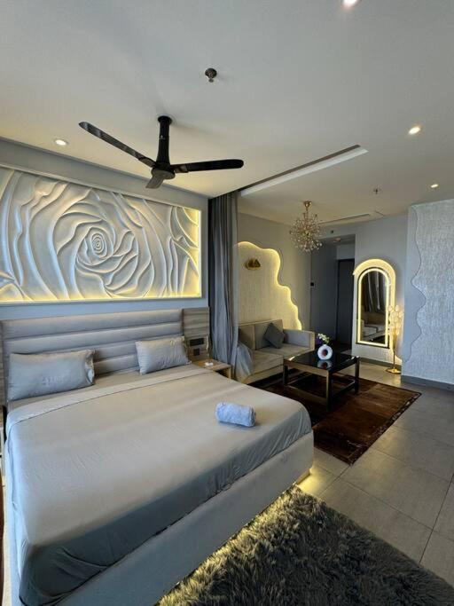 Elegant Escape Suite-40th Floor Apartment New Delhi