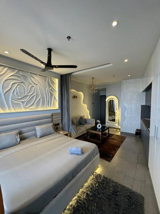 Elegant Escape Suite-40th Floor Apartment