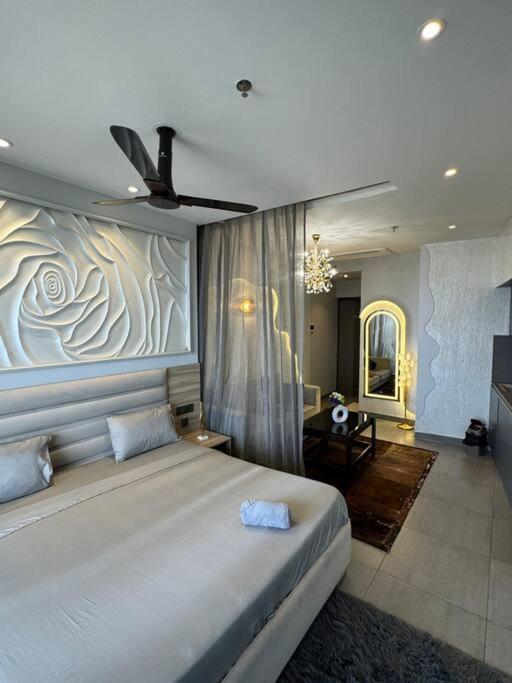 Elegant Escape Suite-40th Floor Apartment *